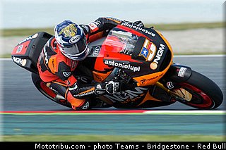 motogp_edwards_007_catalogne_montmelo_2013.jpg