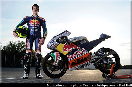 red_bull_motogp_rookies_cup_manzi_002_republique_tcheque_brno_2013.jpg