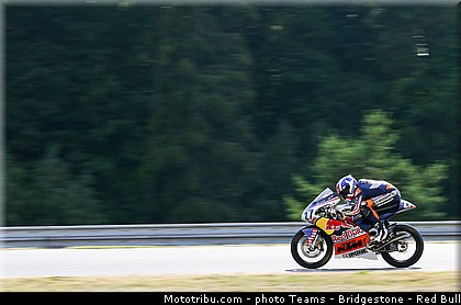 red_bull_motogp_rookies_cup_roberts_002_republique_tcheque_brno_2013.jpg