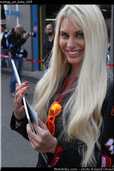 motogp_pit_babe_005