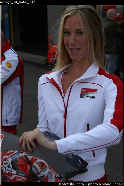 motogp_pit_babe_007