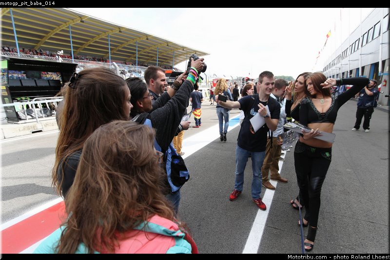 motogp_pit_babe_014
