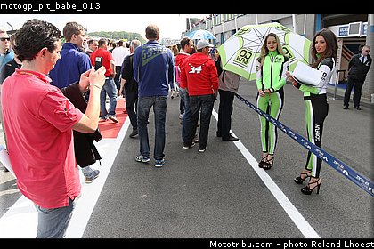 motogp_pit_babe_013.jpg
