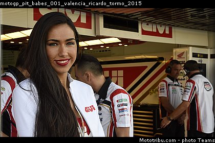 motogp_pit_babes_001_valencia_ricardo_tormo_2015.jpg