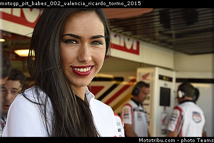 motogp_pit_babes_002_valencia_ricardo_tormo_2015.jpg