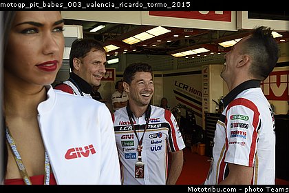 motogp_pit_babes_003_valencia_ricardo_tormo_2015.jpg