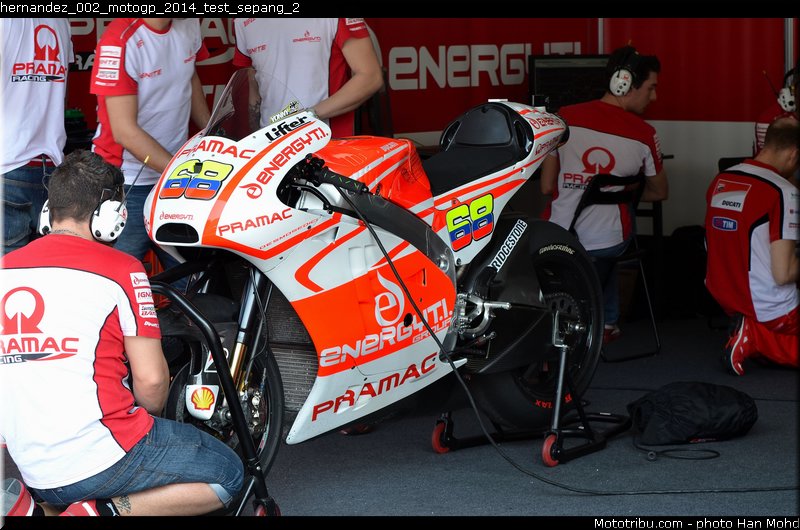 hernandez_002_motogp_2014_test_sepang_2