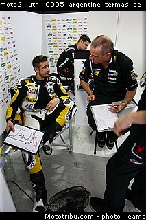 moto2_luthi_0005_argentine_termas_de_rio_hondo_2015.jpg