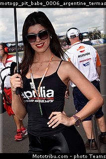 motogp_pit_babe_0006_argentine_termas_de_rio_hondo_2015.jpg
