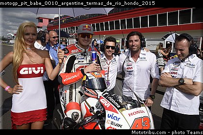 motogp_pit_babe_0010_argentine_termas_de_rio_hondo_2015.jpg