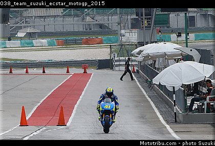 038_team_suzuki_ecstar_motogp_2015.jpg