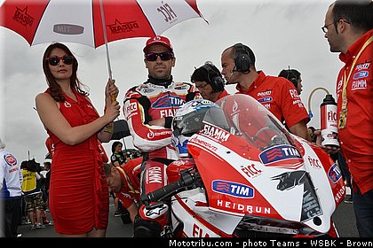 superbike_pit_babe_006_wsbk_2013_angleterre_silverstone.jpg