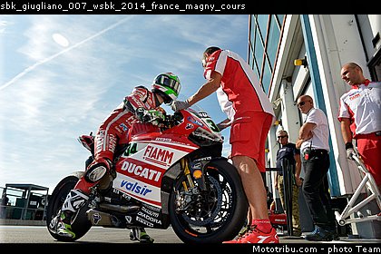 sbk_giugliano_007_wsbk_2014_france_magny_cours.jpg