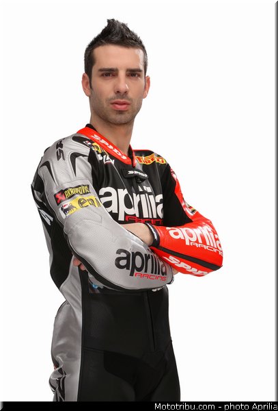 melandri_03_wsbk_2014_team_aprilia