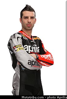 melandri_03_wsbk_2014_team_aprilia.jpg