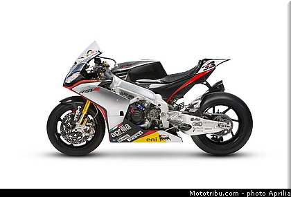 melandri_09_wsbk_2014_team_aprilia.jpg