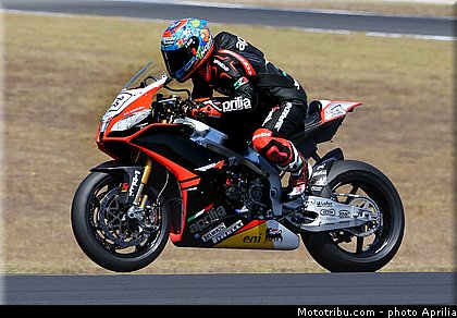melandri_10_wsbk_2014_team_aprilia.jpg