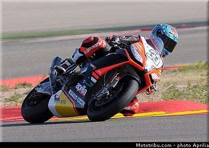 melandri_15_wsbk_2014_team_aprilia.jpg
