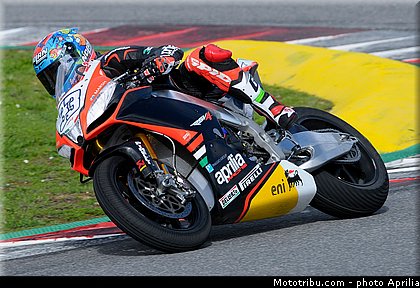 melandri_17_wsbk_2014_team_aprilia.jpg