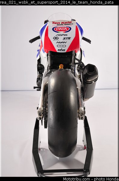 rea_021_wsbk_et_supersport_2014_le_team_honda_pata