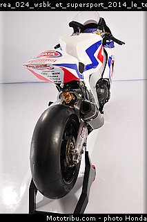 rea_024_wsbk_et_supersport_2014_le_team_honda_pata.jpg
