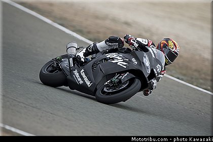 baz_07_wsbk_2014_team_kawasaki.jpg