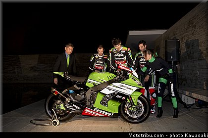 team_launch_13_wsbk_2014_team_kawasaki.jpg
