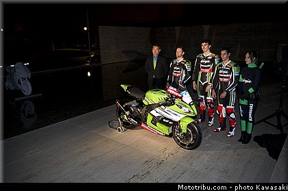 team_launch_15_wsbk_2014_team_kawasaki.jpg