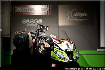 team_launch_19_wsbk_2014_team_kawasaki.jpg