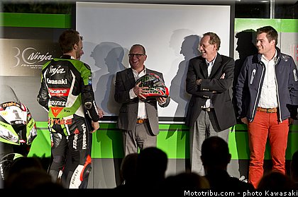 team_launch_26_wsbk_2014_team_kawasaki.jpg