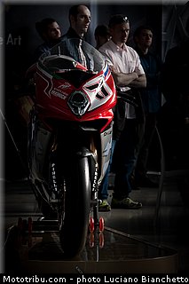 team_mv_agusta_reparto_corse_yakhnich_motorsport_wsbk_supersport_2014_028.jpg