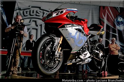 team_mv_agusta_reparto_corse_yakhnich_motorsport_wsbk_supersport_2014_033.jpg