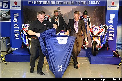 team_6_wsbk_2014_team_suzuki.jpg
