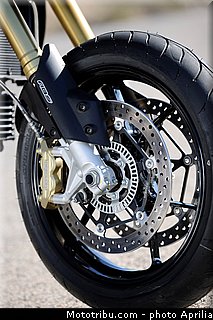 aprilia_2015_1200_dorsoduro_0046.jpg