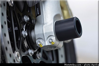 aprilia_2015_1200_dorsoduro_0074.jpg