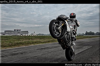 aprilia_2015_tuono_v4_r_abs_001.jpg