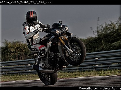 aprilia_2015_tuono_v4_r_abs_002.jpg