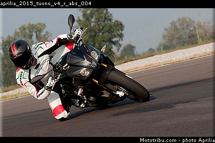 aprilia_2015_tuono_v4_r_abs_004.jpg
