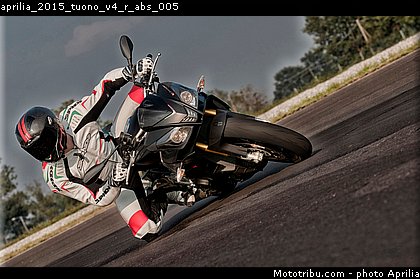 aprilia_2015_tuono_v4_r_abs_005.jpg