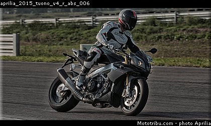 aprilia_2015_tuono_v4_r_abs_006.jpg