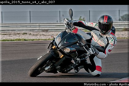 aprilia_2015_tuono_v4_r_abs_007.jpg
