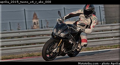 aprilia_2015_tuono_v4_r_abs_008.jpg
