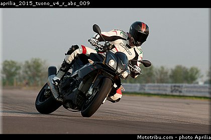 aprilia_2015_tuono_v4_r_abs_009.jpg