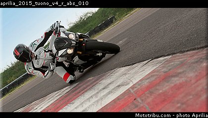 aprilia_2015_tuono_v4_r_abs_010.jpg