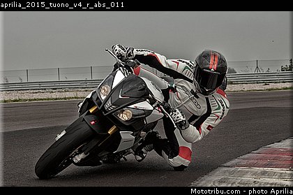 aprilia_2015_tuono_v4_r_abs_011.jpg