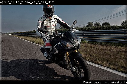 aprilia_2015_tuono_v4_r_abs_012.jpg