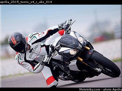 aprilia_2015_tuono_v4_r_abs_014.jpg