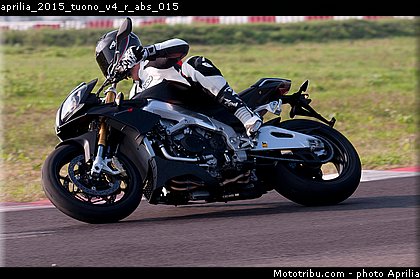 aprilia_2015_tuono_v4_r_abs_015.jpg