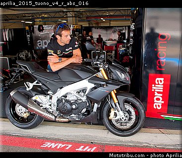 aprilia_2015_tuono_v4_r_abs_016.jpg