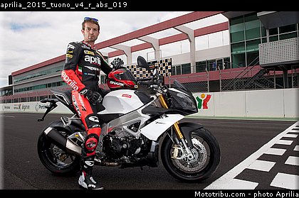 aprilia_2015_tuono_v4_r_abs_019.jpg